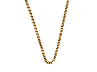 gros plan d'un collier en chaîne en or sur fond blanc
