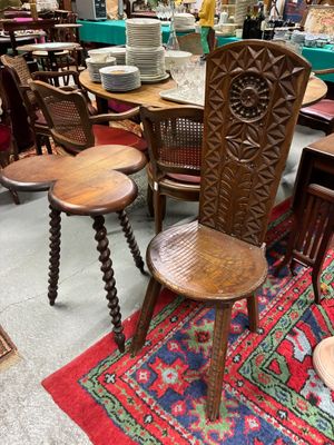 beaucoup de chaises et de tables dans un magasin