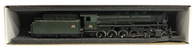 un petit train qui se trouve dans une boîte posée sur la table