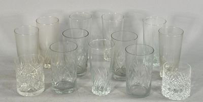 un grand nombre de verres posés sur une table