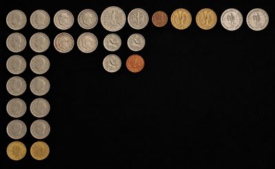de nombreuses pièces disposées en forme de lettre « f »