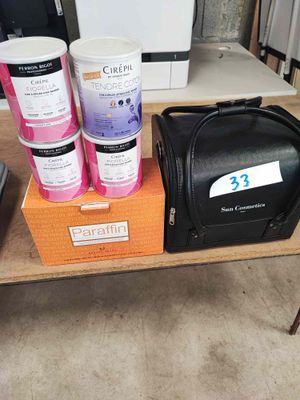une table sur laquelle se trouvent de nombreux objets et un sac