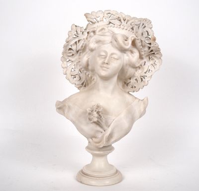 une statue de femme avec un chapeau sur la tête