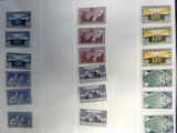 de nombreux timbres différents exposés dans une vitrine