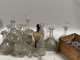 beaucoup de bouteilles en verre posées sur une table