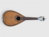 un gros plan d'un instrument en bois posé sur une surface blanche