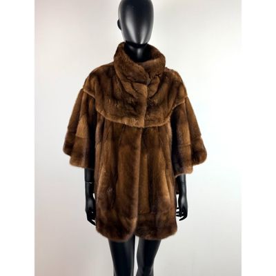 un mannequin portant un manteau de fourrure marron sur un mannequin mannequin mannequin mann