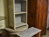 une armoire et une table dans une pièce où se trouve une lampe posée dessus