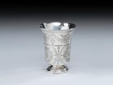 une coupe en argent ornée d'un motif floral sur le bord