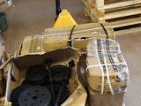 une palette sur laquelle sont empilés plusieurs cartons dans un entrepôt