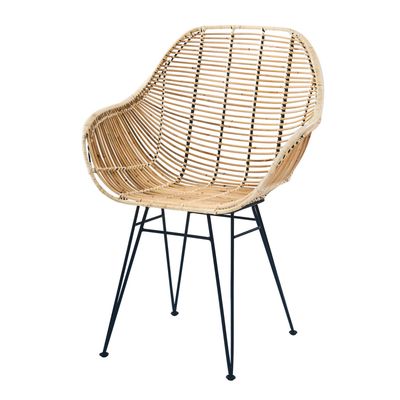 La chaise est en osier et en métal, avec une structure noire.