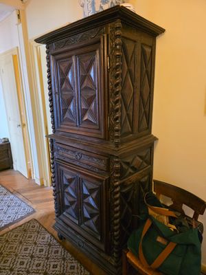 un grand meuble en bois dans le coin d'une pièce