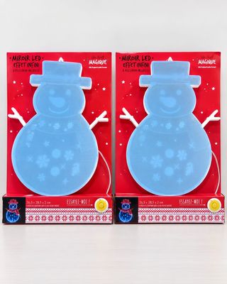 une paire de bacs à glaçons bleus en forme de bonhomme de neige posés sur un support blanc