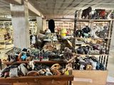 une pièce remplie d'une multitude d'objets de toutes sortes