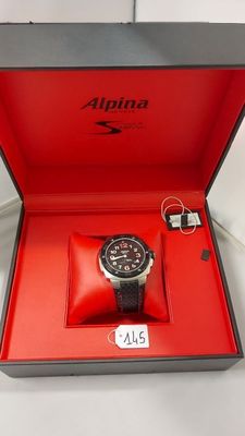 une image représentant une boîte rouge contenant une montre