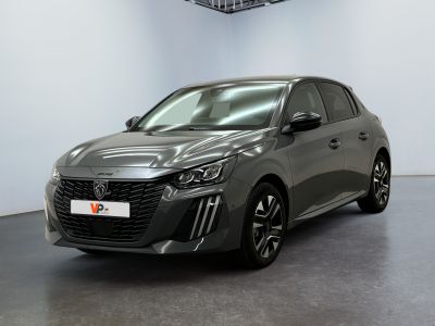 Une voiture grise est garée dans une grande pièce aux murs blancs