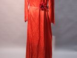 une robe orange sur un mannequin, un mannequin, un mannequin, un mannequin, un mannequin, un mannequin, un mannequin, un mannequin, un mannequin