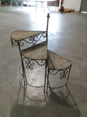 deux tables qui se trouvent dans une pièce