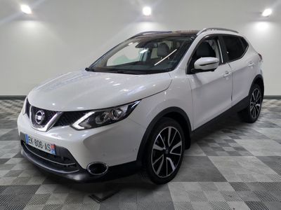 Le SUV Nissan QX Sport blanc est garé dans le garage.