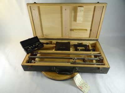 une valise contenant des outils, posée sur une surface blanche