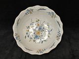 une assiette blanche décorée de fleurs bleues et jaunes