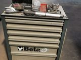 une image d'une armoire à outils dans un garage