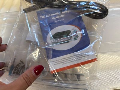 une personne tenant une paire de ciseaux dans un sac en plastique