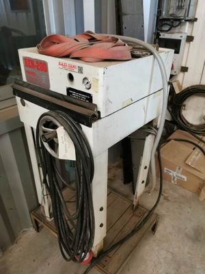 une machine posée sur un chariot dans une pièce