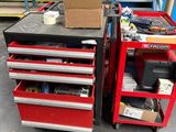 deux caisses rouges contenant des outils, dans un entrepôt