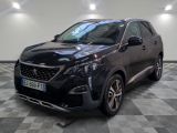 le 4x4 noir est garé dans le garage sur un sol en damier