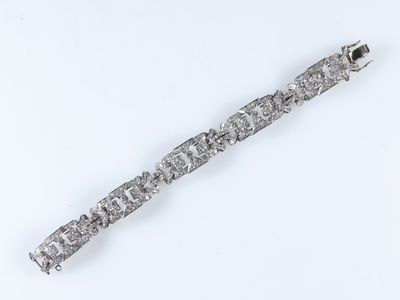 bracelet en argent et diamants sur fond blanc