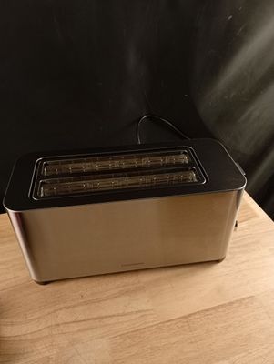 un grille-pain posé sur une table en bois