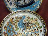 deux assiettes posées sur une table