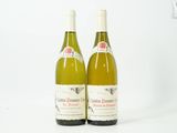 deux bouteilles de vin posées l'une à côté de l'autre sur une table