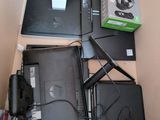 une boîte sur laquelle sont posés des ordinateurs portables et d'autres appareils électroniques