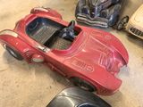 une petite voiture qui est posée par terre à côté d'une souris