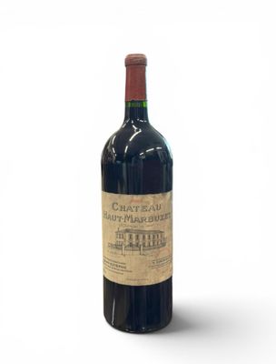 une bouteille de vin rouge portant l'étiquette du Château Saint-Martin