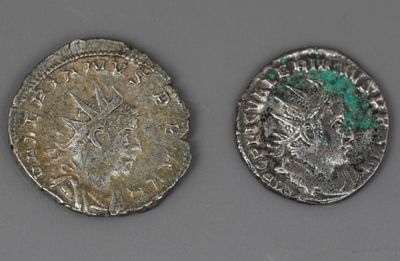 deux pièces d'argent, dont l'une porte l'effigie d'un homme et l'autre celle d'une femme
