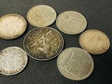 Plusieurs pièces sont disposées en cercle sur une surface noire