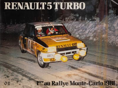 une photo d'une voiture de rallye roulant sur une route enneigée