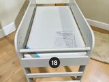 un lit de bébé dans lequel se trouve une feuille de papier