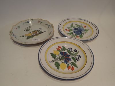 NEVERS et NORD DE LA FRANCE, Lot de trois assiettes en faïen…