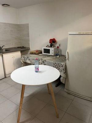 une table - un réfrigérateur et un micro-ondes - VENDU SUR D…
