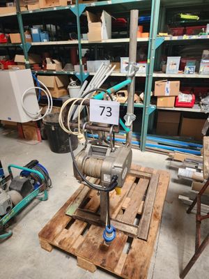 une machine posée sur une palette dans un entrepôt