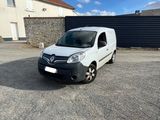 une camionnette blanche garée sur un parking à côté d'un bâtiment