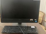 un ordinateur sur un bureau avec un clavier et une souris