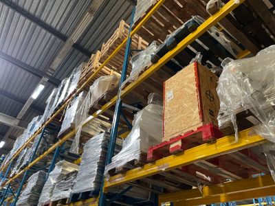 un grand entrepôt avec de nombreuses caisses sur les rayonnages