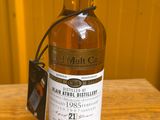 une bouteille de whisky posée sur une table en bois