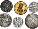 gros plan d'un paquet de pièces de monnaie sur une surface blanche