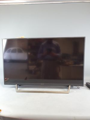 un téléviseur à écran plat posé sur une table